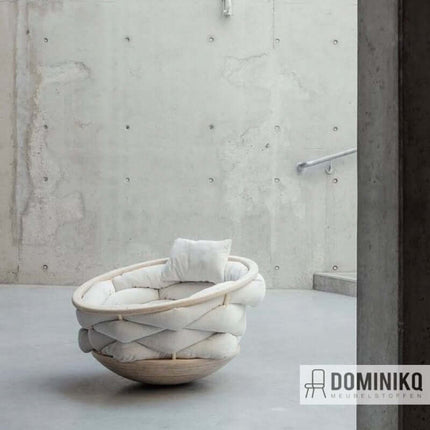 Moderne fauteuil in minimalistische betonruimte, ontworpen voor comfort en stijl.