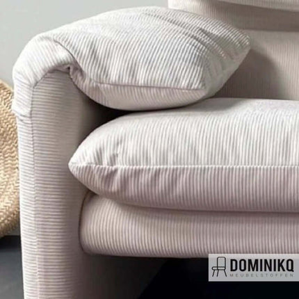 Aristide Luthor meubelstof in corduroy op een luxueuze bank, ideaal voor intensief gebruik in omgeving zoals kantoren en hotels.