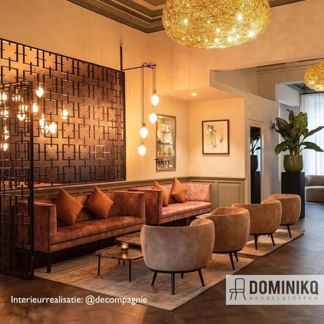 Luxe interieur met fluwelen banken in restaurant van Dukes' Academie - by Dukes' Hotel Collection, realisatie door De Compagnie. Foto gebruikt met bronvermelding.