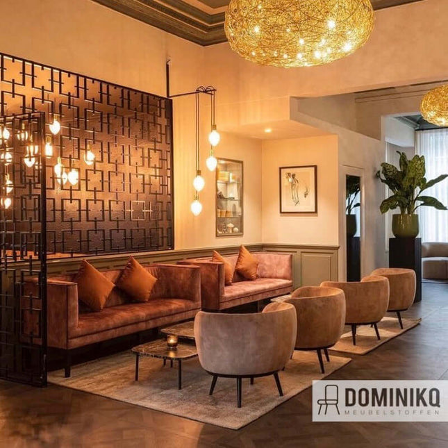 Stijlvolle zithoek met fluwelen en leren meubels in een luxueuze lounge met warme verlichting en moderne decoratie.