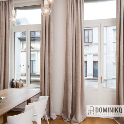 Luxe gordijnen in zachte mink kleur van Aristide Troy collectie, met elegante plooien, ideaal voor stijlvolle woonruimtes.