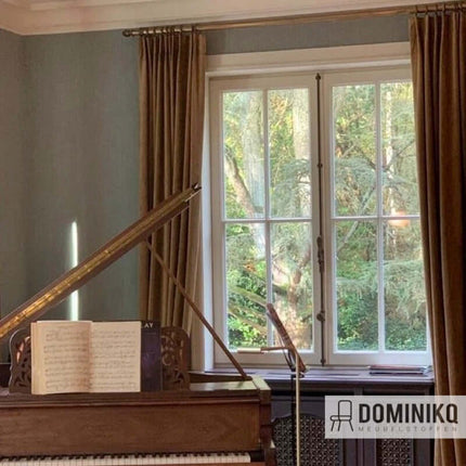 Bruine gordijnen van Troy-collectie voor woonkamer, naast open raam met uitzicht op bos, naast piano met muziekbladen.