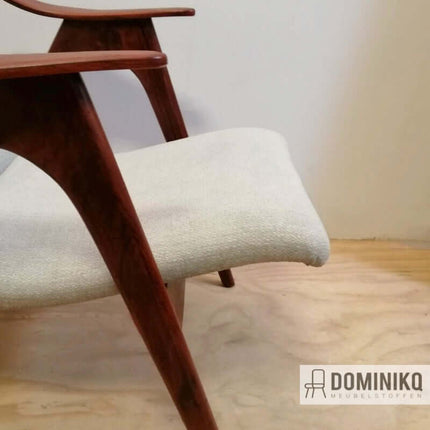 Elegante stoel met houten frame en lichte bekleding uit de Aristide William-collectie, behandeld met aquaclean technologie.