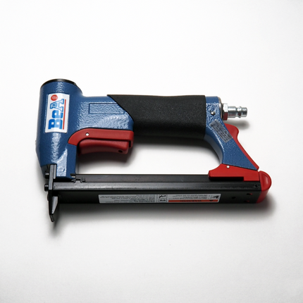 Lichtgewicht en krachtig BeA 71/16-420 pneumatisch nietapparaat voor professionele stof- en meubeltoepassingen, ergonomisch ontwerp.