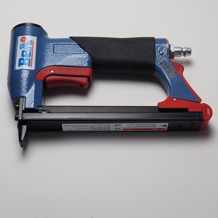 Lichtgewicht pneumatisch nietapparaat van BeA voor professionele stoffeer- en meubeltoepassingen. Ergonomisch en duurzaam ontwerp.