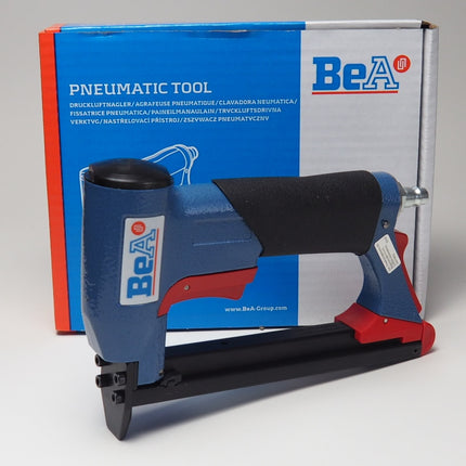 Pneumatisch nietapparaat BeA, lichtgewicht en betrouwbaar voor professionele stoffeer- en meubeltoepassingen.
