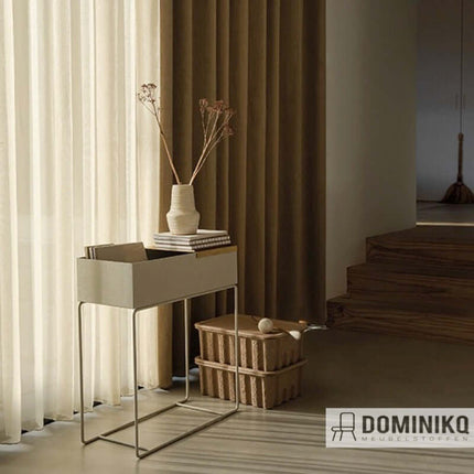 Transparante gordijnstoffen Wisper van De Ploeg, elegant in een moderne woonkamer, ideale lichte filtering en brandvertragend.