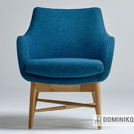 Blauwe stoel bekleed met Bute Fabrics Alchemy-stof CF1012-0708 Breeze, neutrale kleuren met subtiele spikkels, zonder watermerk beschrijving.