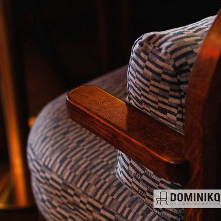 Naaldhout stoel bekleed met Bute Fabrics Clan CF1116 - 0101 Sinclair stof met Schots patroon. Stijlvol en duurzaam ontwerp.