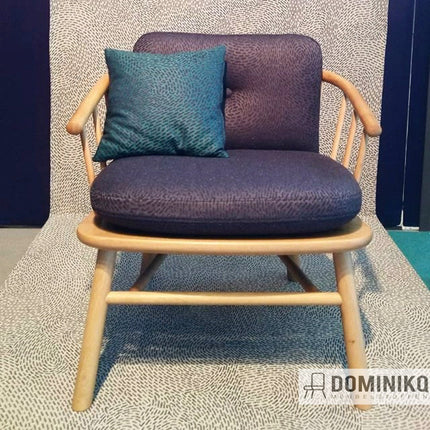 Stoel bekleed met Bute Fabrics Kin CF1115 - 0704 Ascog stof, ideaal voor meubels, kussens en gordijnen, geplaatst in een moderne ruimte.
