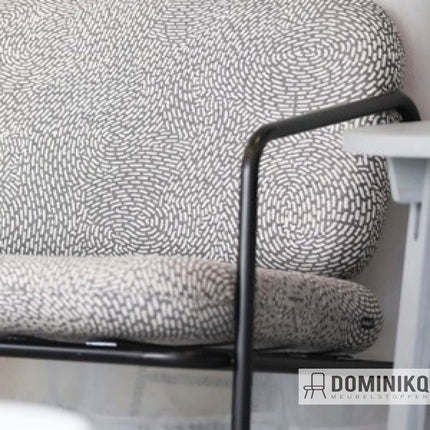 Grijze jacquard meubelstof stoel bekleed met Bute Fabrics Kin CF1115, duurzaam en brandvertragend voor intensief gebruik.