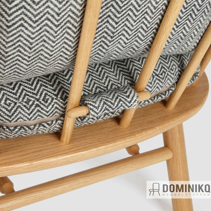 Grijze zigzag wollen meubelstof op houten stoel met Bute Fabrics Lewis CF840 patroon, zonder watermerk beschrijving.