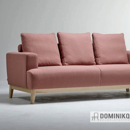 Roze Melrose-stof bank van Bute Fabrics met gelijkmatig oppervlak en houten poten, duurzaam en brandvertragend.