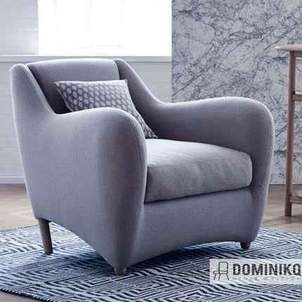 Grijze fauteuil bekleed met Bute Fabrics Melrose stof, voor extra comfort en stijl in huis.