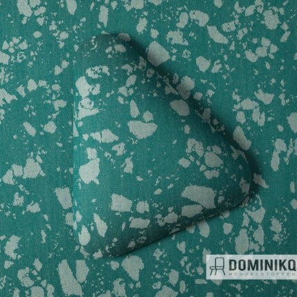 Mineral CF1118 Corundum stof van Bute Fabrics, jacquard patroon met stenen textuur in groene en beige tinten, zonder watermerk.