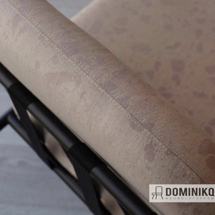 Close-up van Bute Fabrics - Mineral CF1118 stof op stoel, met steenachtig jacquard patroon in zandkleurige tinten.