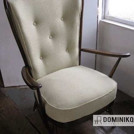 Gestoffeerde stoel met Troon CF752 Bute Fabrics pied-de-poule patroon, klassiek Schots ontwerp.