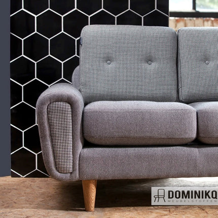Grijze bank bekleed met Bute Fabrics Troon stof met pied-de-poule patroon, voor een moderne woonkamerinrichting.