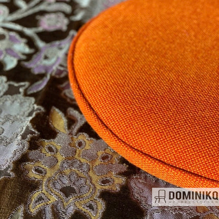 Close-up van oranje Bute Fabrics Tweed CF740 bekleding op klassiek patroon, ontworpen door het Schotse merk, zonder watermerk.