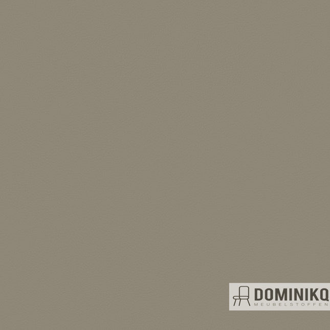 Camira Layer UAY04 stof in olijfkleur met duurzame polyester textuur voor interieur, bekend om comfort en brandveiligheid.