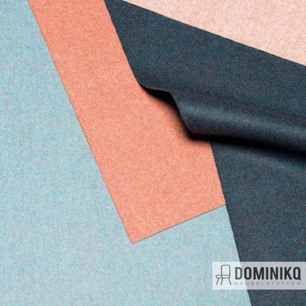 Stoffenstalen van Camira Fabrics Synergy collectie in blauw, roze en zwart met voelbare fijngevilte afwerking voor meubels.