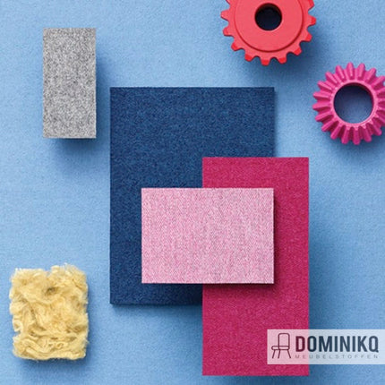 Textielmonsters van Camira Fabrics Synergy collectie in diverse kleuren op blauwe achtergrond met versieringen.