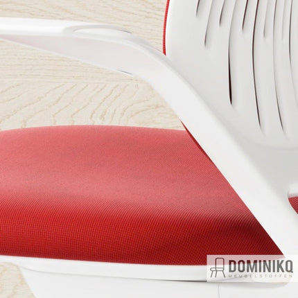 Moderne stoel met rode Camira Fabrics Urban bekleding, geïnspireerd door stadsarchitectuur. Perfect voor strak interieurontwerp.