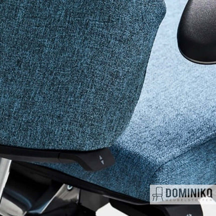 Camira Fabrics X2 - AK018 in blauw op een stoel met gebogen armleuning, gerecycled polyester, duurzaam design