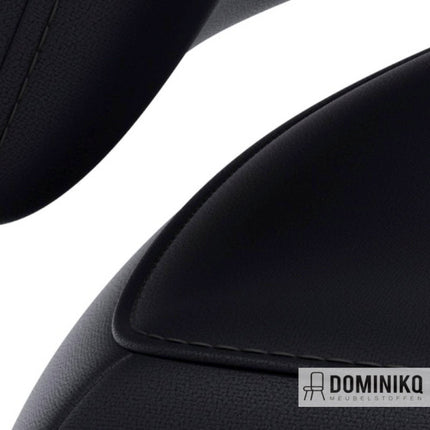 Zwarte meubelstof van Dominikq met fijn reliëf, geschikt voor ronde vormen. Duurzame keuze door gebruik van gerecycleerd polyester.
