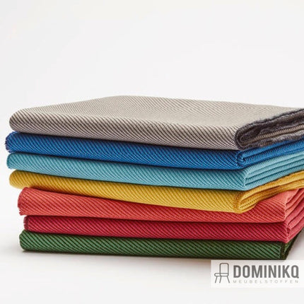 Gestapelde kleurrijke stoffen van Camira Fabrics Oceanic collectie, ontwikkeld met Seaqual initiatief tegen zeeplastic vervuiling.