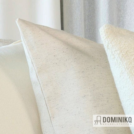 Twee kussens met Micro Bouclé stof in Alabaster kleur, met zijdezachte textuur en spikkels voor stijlvol meubeldesign.