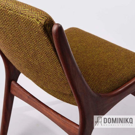 Bute Fabrics Lewis-stof op stoel met zigzagpatroon, olijfgroen en kamgaren in chevronstijl, modern en stijlvol voor meubels, achteraanzicht.