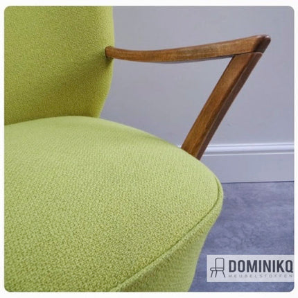 Groene stoel met armleuning bekleed met Melrose stof van Bute Fabrics, ideaal voor meubeltoepassingen vanwege de zachte, duurzame wol.
