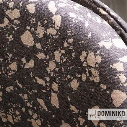 Jacquard stof "Mineral" door Bute Fabrics en David Irwin, geïnspireerd door stenen en mineralen, met grafisch patroon in beige en grijs.