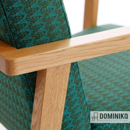 Groene Ramshead meubelstof op stoel met houten leuning, ontworpen door Bute Fabrics en Timorous Beasties, zonder watermerkdetails.