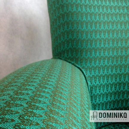 Detail van groene Bute Fabrics Ramshead stof met patroon, geïnspireerd door Perzische tapijten; luxueuze meubelstof van 85% wol.
