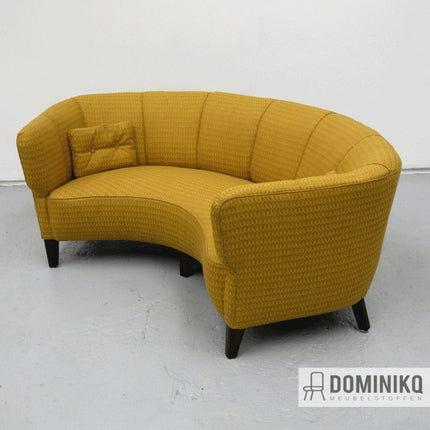 Gele gebogen bank bekleed met luxueuze Bute Fabrics Ramshead stof, geïnspireerd door Perzisch ontwerp met Dominiko Meubelstoffen watermerk.