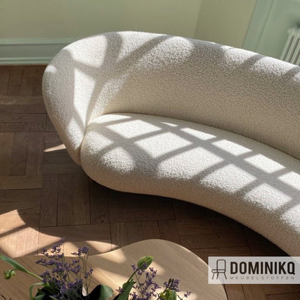 Stijlvolle gebogen bank bekleed met Bute Fabrics Storr bouclé stof in een zonnige kamer, exclusief Dominikq watermerk.