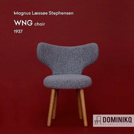 Grijze WNG stoel van Magnus Læssøe Stephensen, 1937, met houten poten, tegen een rode achtergrond.