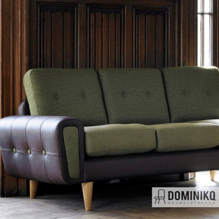 Groene en bruine bank met pied-de-poule patroon stof van Bute Fabrics Troon collectie, geplaatst in een klassieke houten kamer.