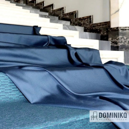 Luxe blauwe wol-satijn stof van Bute Fabrics Coast-collectie, gelegd over trap, straalt elegantie en luxe uit.