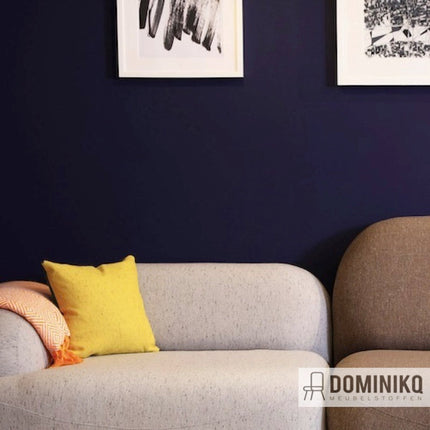 Stijlvolle woonkamer met stoffen bank in neutrale kleuren van Bute Fabrics, collectie Alchemy.