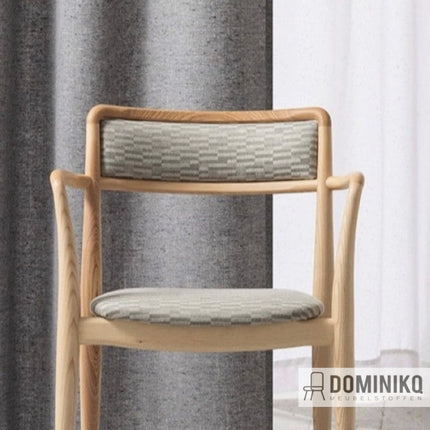 Stijlvolle stoel bekleed met Bute Fabrics Clan-stof, grijze hokjespatroon, geïnspireerd door Schotse clans, voor elegante interieurs.