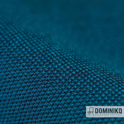 Close-up van De Ploeg Fezwool meubelstof in diepe blauwe tint met hoge slijtvastheid en OEKO-TEX certificaat.