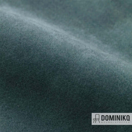 Meubelstof Lucir van De Ploeg in donkergroen, vervilte afwerking met matte uitstraling. Nu 10% korting vanaf 5 meter.