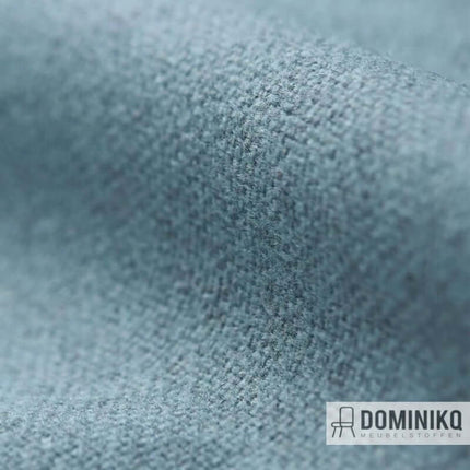 Ploegwool meubelstof van De Ploeg in blauwe tint, bekend om zijn slijtvastheid en milieuvriendelijkheid. Krijg 10% korting vanaf 5 meter.