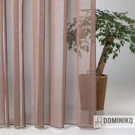 Transparante Slinger gordijnstof van De Ploeg in poederachtige tint, gemaakt van Trevira CS, met brandvertragende eigenschappen.