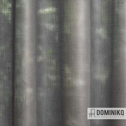 Transparante gordijnstof Wisper van De Ploeg, kamerhoog en vlamvertragend, grijze tint, geschikt voor lichte slapers, Oeko-Tex gecertificeerd.