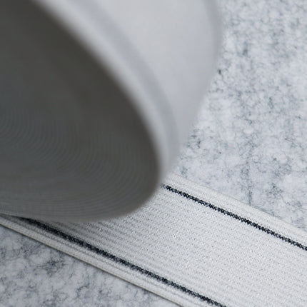 Witte elastische singelband 50mm breed, gebruikt voor bankrugvering, op een marmeren oppervlak, zonder watermerk.