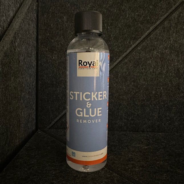 Sticker & Lijm en Teer verwijderaar - 250 ml bottle on dark background